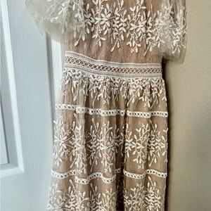 Chic Floral Lace Dress in Tan and White
